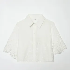 Elegante witte blouse met korte mouwen, bloemenborduursel en kanten details.