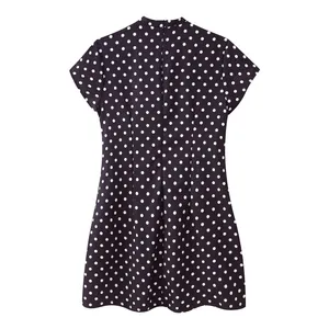 Vista trasera de un elegante vestido de lunares blancos y negros con manga corta y cuello alto