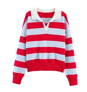 Gros plan sur le pull en maille à rayures rouges et bleues avec un col polo blanc