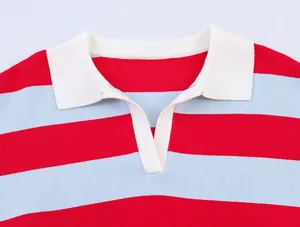 Gros plan détaillé d'un polo en maille rayé avec un col contrasté blanc