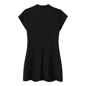 Vista trasera de un elegante mini vestido negro de manga corta minimalista con cuello alto