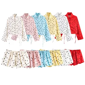 Kollektion von gepunkteten Zweiteilern mit bauchfreien Langarm-Tops und Puff-Shorts
