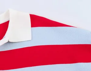 Vue détaillée de la texture d'un polo en maille à rayures rouges et bleues chic