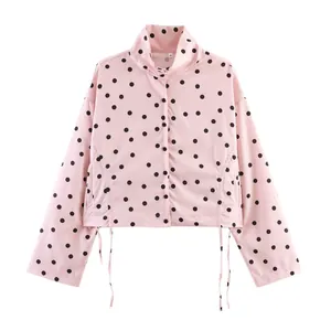 Vorderansicht einer rosa-schwarzen gepunkteten Kurzjacke mit Kordelzug am Taillensaum