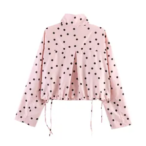 Detailansicht der Rückseite des rosa langärmeligen Polka-Dot-Oberteils mit Kordelzug