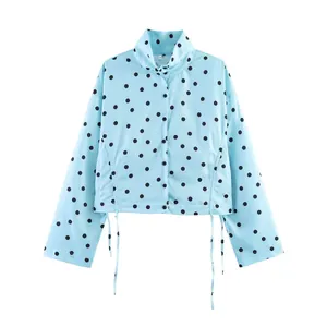 Detailansicht einer hellblauen gepunkteten Kurzjacke mit verstellbarem Kordelzug am Saum