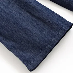 Detailopname van donkerblauwe denim culottes met hoogwaardige stoftextuur en zoomstiksels.