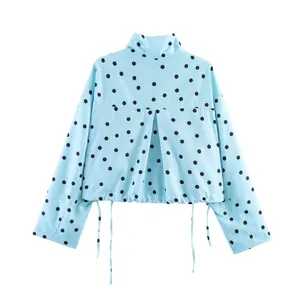Rückansicht der hellblauen Polka-Dot-Jacke mit Kordelzug am Saum und Falten-Detail
