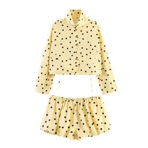 Modisches zweiteiliges gelbes Polka-Dot-Outfit mit Kurzjacke und passenden Shorts