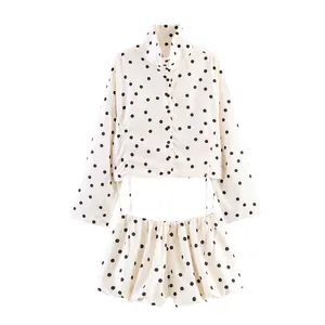 Stylisches weiß-schwarzes Polka-Dot-Zweiteiler-Set mit bauchfreiem Hemd und Shorts