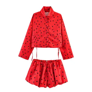 Lässiges rotes langärmeliges Polka-Dot-Crop-Shirt und passende Puff-Shorts-Set