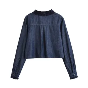 Achteraanzicht van een donkerblauwe denim crop top met ruches kraag en lange mouwen
