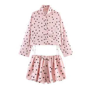 Detailansicht des rosa zweiteiligen Sets mit schwarzen Punkten: Jacke und Shorts.