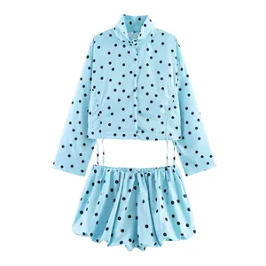 Vorderansicht von hellblauem Polka-Dot-Set mit Crop-Top und Shorts