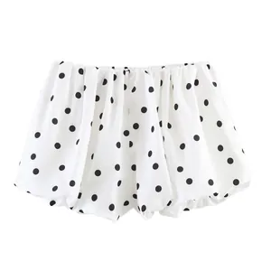 Detailansicht der modischen weiß-schwarzen Polka-Dot-Shorts mit einem schicken Ballon-Saum