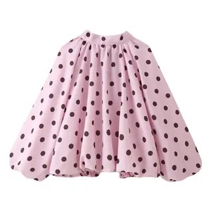 Elegantes rosa Hemd mit hohem Kragen, großen Laternenärmeln und schwarzen Punkten