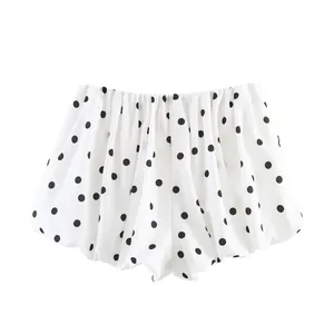 Vue détaillée d'un short blanc à pois noirs avec taille haute et ourlet bouffant