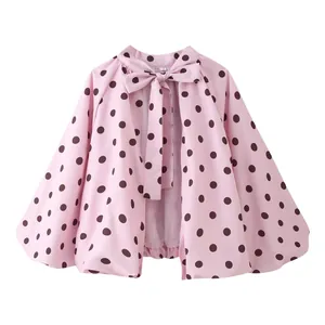 Vorderansicht einer rosa gepunkteten Cape-Bluse mit stilvoller Schleife am Halsausschnitt