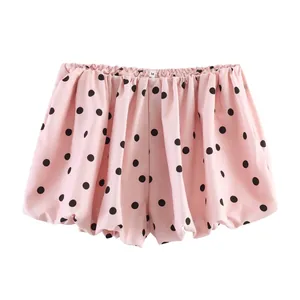 Detailansicht der rosa gepunkteten Shorts mit elastischem Bund und glatter Stoffstruktur.