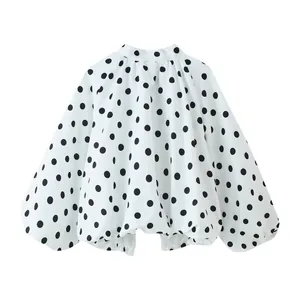 Elegante Damenbluse in Weiß mit schwarzen Punkten und modischen langen Puffärmeln