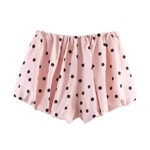 Vue détaillée d'un short bouffant rose à pois avec une taille élastique froncée