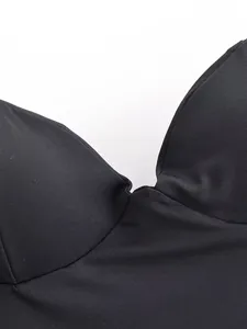 Nahaufnahme eines eleganten schwarzen strukturierten Oberteils mit feiner Stoffstruktur