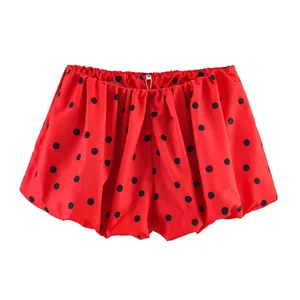 Detail von rot-schwarzen gepunkteten Bubble-Shorts mit elastischem Bund und Puffsaum-Design