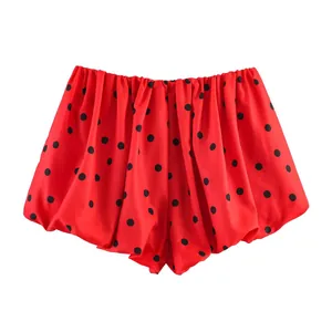 Vue détaillée d'un short bouffant à pois rouges avec une taille élastique confortable