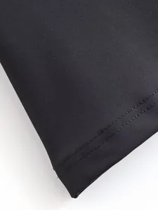 Makroansicht der Nähte und des hochwertigen Stoffes beim schwarzen Formtop