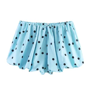 Stylische hellblaue Bubble-Shorts mit schwarzen Punkten und gerafftem Gummibund