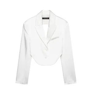 Dettaglio del blazer corto in raso bianco con schiena scoperta e trama lucida