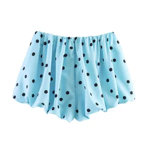 Gros plan sur le short bouffant bleu clair à la mode avec un motif classique à pois noirs