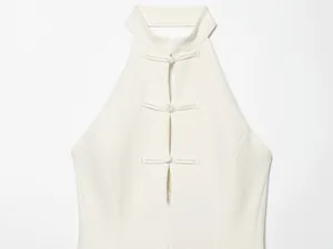 Detailansicht eines weißen Neckholder-Tops mit traditionellen chinesischen Knotenknoepfen