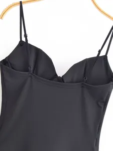 Detailansicht eines eleganten schwarzen formgebenden Camisole-Tops mit Spaghettiträgern