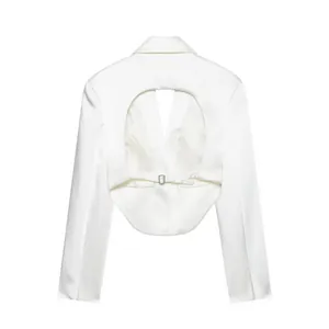 Vista posteriore di un blazer corto in raso bianco con grande apertura circolare sul retro