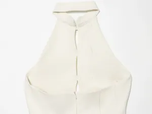 Nahaufnahme eines weißen Halterneck-Tops mit Schlüssellochausschnitt und Reißverschluss