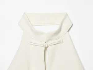 Nahaufnahme des Neckholder-Tops mit elegantem traditionellem Knotenknopfverschluss
