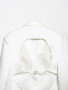 Dettaglio posteriore del blazer corto in raso bianco con apertura e fibbia