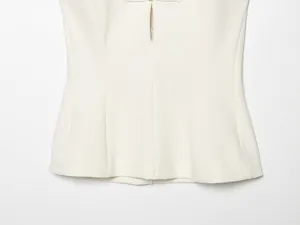 Nahaufnahme des strukturierten Stoffes und der Nähte eines weißen Neckholder-Tops