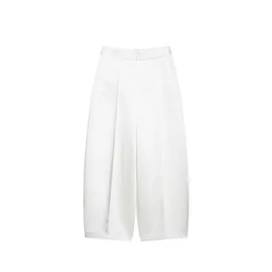 Pantaloni a gamba larga bianchi a vita alta in raso elegante con pieghe sul davanti