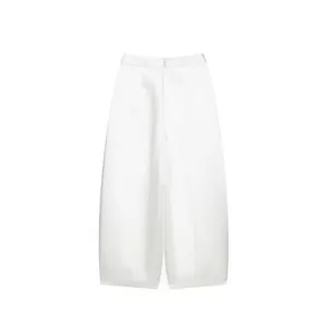 Vista dettagliata dei pantaloni a gamba larga in raso di seta bianco lucido