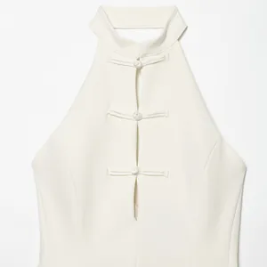 Elegantes cremeweißes Neckholder-Top mit traditionellen chinesischen Knotenverschlüssen