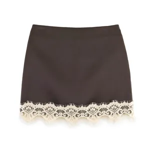 Détail de la mini-jupe marron taille haute avec ourlet en dentelle crème