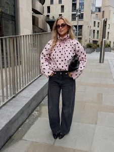 Chaqueta de lunares rosa de estilo europeo con cuello alto a la moda y detalle de lazo
