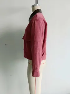 Zijaanzicht van een roze corduroy jas met bruine kraag van imitatieleer design