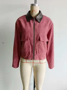 Vooraanzicht van roze corduroy damesjas met contrasterende bruine leren kraag.