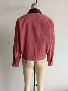 Achteraanzicht van damesroze corduroy jas met leren kraag op een paspop voor detailweergave