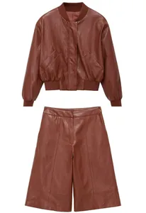 Vue détaillée de l'ensemble veste bomber et short assorti en similicuir marron élégant