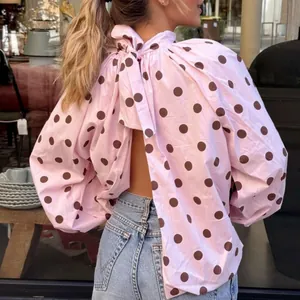 Modische rosa Langarmbluse mit braunen Punkten und elegantem rückenfreiem Schleifen-Design