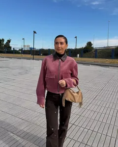Stijlvolle roze corduroy damesjas met een kunstleren kraag op een model gepresenteerd